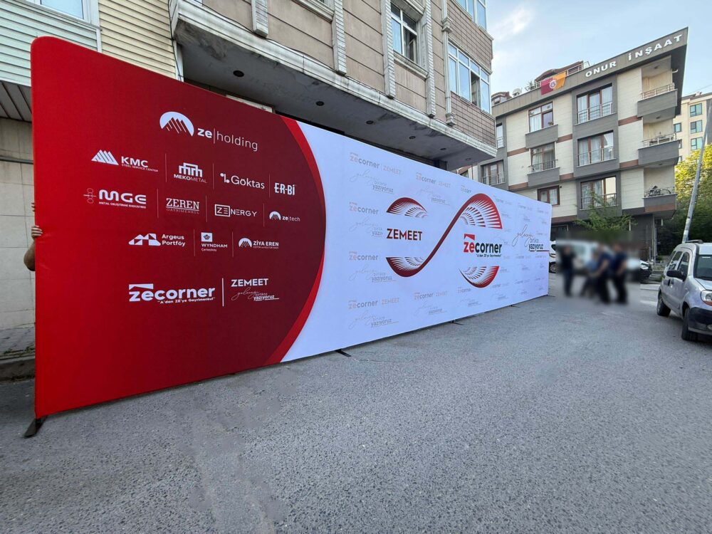 Maxi Backdrop Nedir? Büyük Ölçekli Etkinliklerin Profesyonel Tanıtım Çözümü